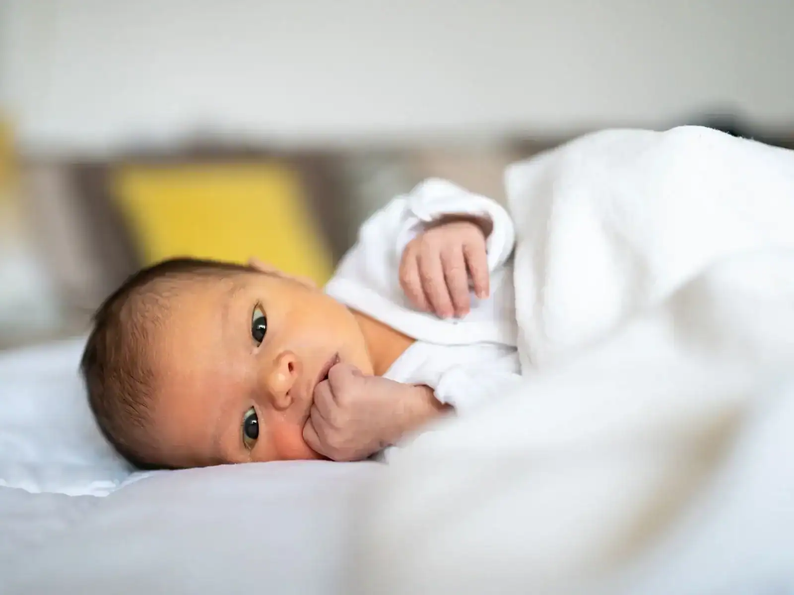 bébé s'endort au biberon et réclame 1h après