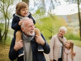Cinq ans de vie gagnés en étant grand-parent actif : que vaut vraiment cette affirmation ? 4 « Être un grand-parent actif auprès de ses petits-enfants accorde cinq années de vie en plus » : à Saintes, Régine Florin vient parler du rôle des grands-parents