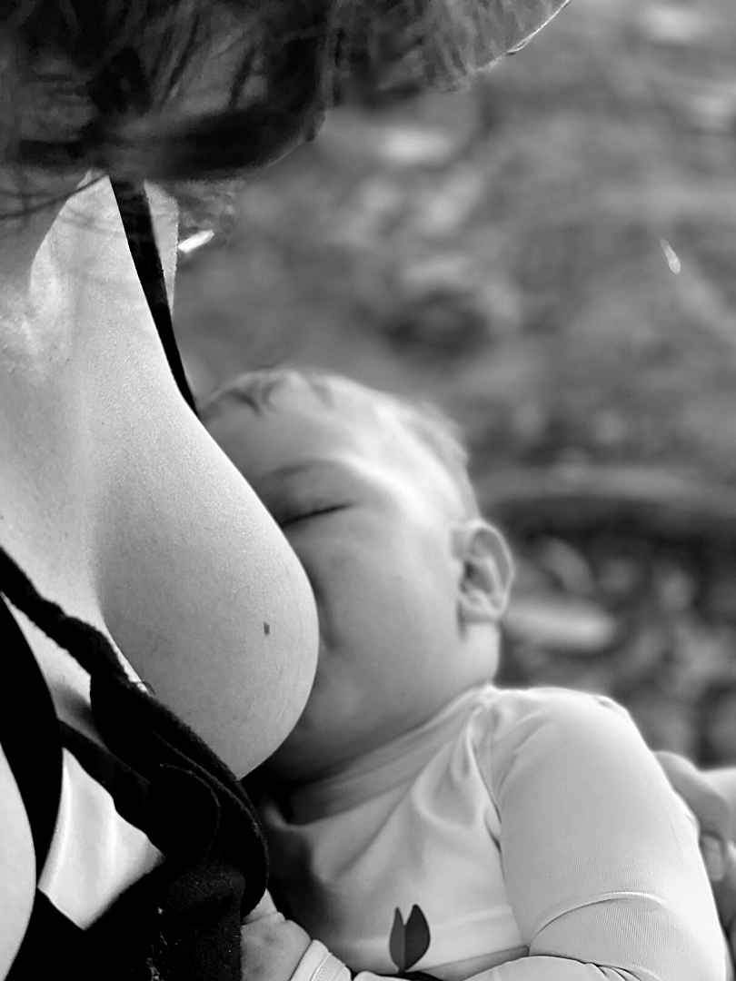 photo d'une maman qui allaite son bébé